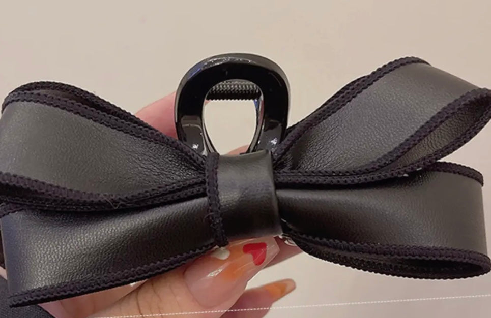 Claw clip black with dark black stitching